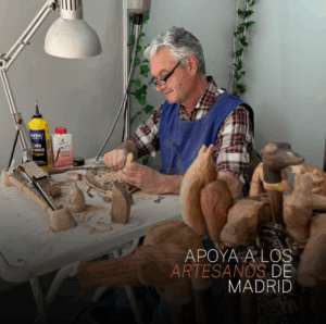 Hombre creando bastones de madera