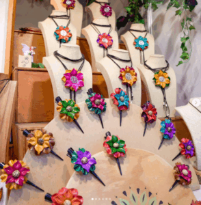 Exhibición de peinas y collares