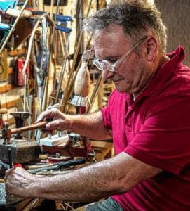 Hombre creando una pieza de madera