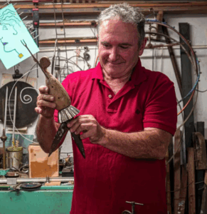 Hombre creando un artefacto