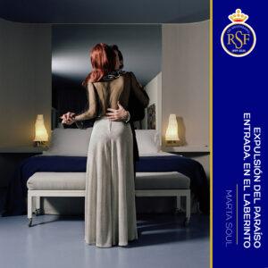 Pareja bailando en una habitación